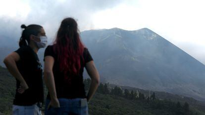 Dos personas observan el volcán de La Palma el día que se dio por finalizada oficialmente su erupción.