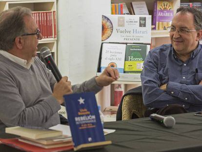 Josep Cuní (esq.) i Lluís Bassets en la presentació del llibre.