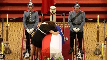 Magdalena y Cecilia Piñera, hijas de Sebastián Piñera, se lamentan sobre el féretro que contiene los restos del expresidente, en la antigua sede del Congreso en Santiago, el 7 de febrero.