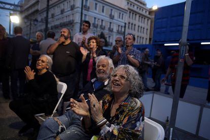 Un grupo de seguidores del partido conservador Nueva Democracia permanece atento a los primeros resultados de las elecciones europeas, en Atenas, Grecia.