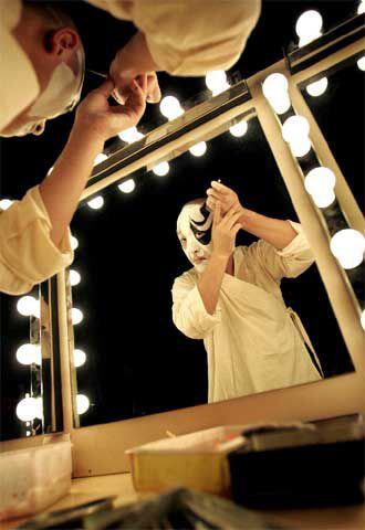 Un actor de la Escuela de la Ópera de Pekín se prepara para el espectáculo en el Mercat de les Flors.