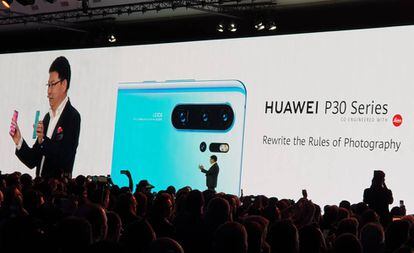 Richard Yu, presidente del negocio de Consumo de Huawei presenta el Huawei P30, en París.