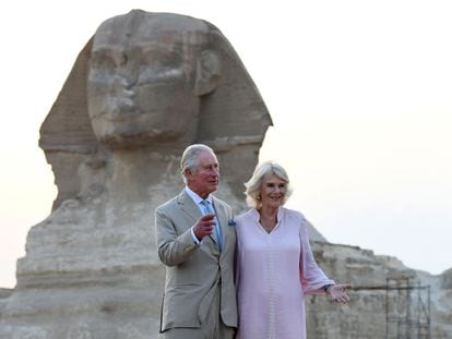 Carlos de Inglaterra y Camila Parker Bowles, frente a la esfinge de las pirámides de Giza (Egipto), el 19 de noviembre