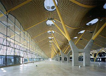 Interior del edificio principal, con la cubierta revestida de listones de bambú.