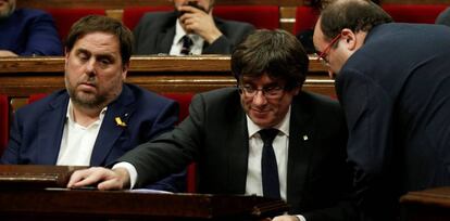 Carles Puigdemont escucha a Miquel Iceta durante el pleno del Parlament este jueves.