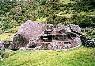 Altar monumento inca de piedra llamado la Ñusta Hispana, a la entrada de la zona de Vilcabamba.