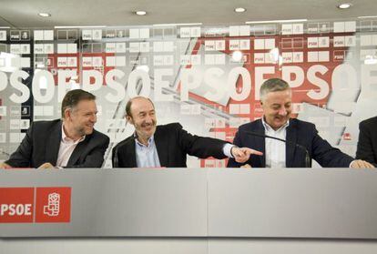 El secretario de Organización del PSOE, Marcelino Iglesias, el vicepresidente primero, Alfredo Pérez Rubalcaba, y el vicesecretario general, José Blanco, hoy en Ferraz.