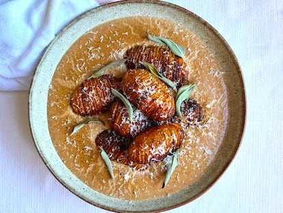 Patatas hasselback y crema de champiñones con garam masala