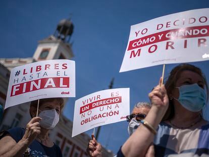 Manifestación para celebrar la entrada en vigor de la ley de la eutanasia en la Puerta del Sol de Madrid.