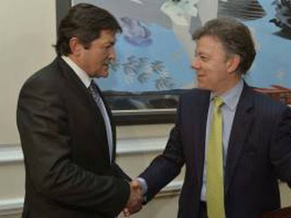 Fotografía cedida por la presidencia de Colombia en la que se registró al presidente del Principado de Asturias, Javier Fernández (i), al saludar al primer mandatario colombiano, Juan Manuel Santos (d), durante una reunión hoy en Bogotá.