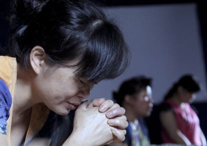 Tres mujeres rezan en una iglesia cristiana en Wenzhou, en el este de China.