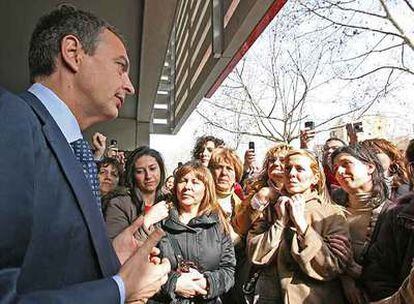 Zapatero improvisa un breve mitin en la calle ante decenas de mujeres, ayer, en Sevilla.