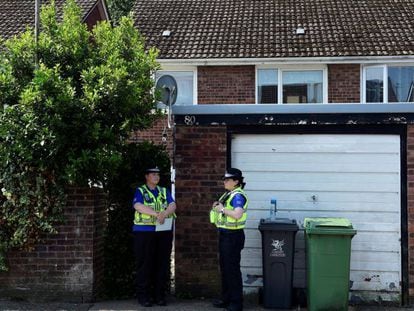 Agentes de polic&iacute;a junto a la casa donde vivi&oacute; Darren Osborne.