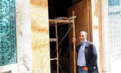 Rodrigo Azambuja, en el edificio que ha restaurado para alquilar.