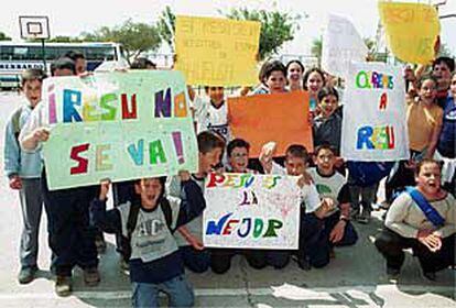 Los alumnos del colegio público Ferrer Guardia se manifestaron ayer para pedir el regreso a las clases de Resurrección Galera, profesora de religión despedida por el obispado de Almería por casarse con un divorciado.