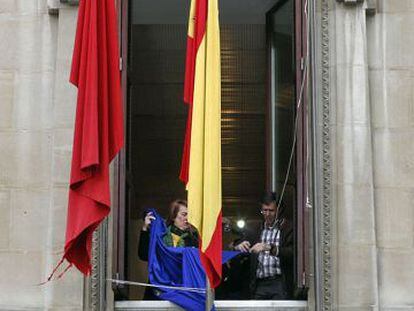 La bandera navarra, española y europea, en el Parlamento navarro.