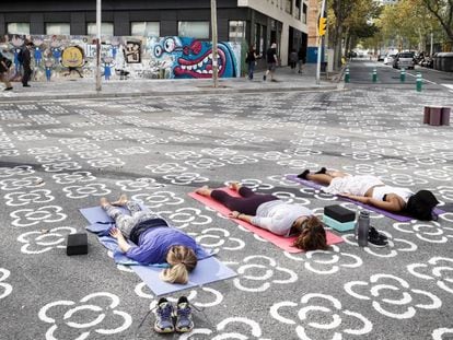 Vecinas practican yoga en una de las intersecciones de la &#039;supermanzana&#039;.