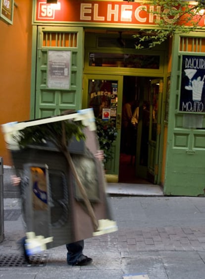 En el número 56 de Huertas, El Hecho, uno de los locales que dominan esta calle de  la margen izquierda de Atocha.