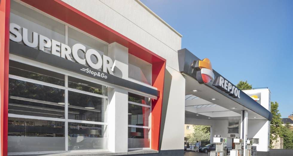 El Corte Inglés vende a Repsol el 45% del negocio conjunto de estaciones de servicio