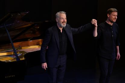 Mark Padmore y Kristian Bezuidenhout agradecen los aplausos del público al final de la primera parte de su recital.