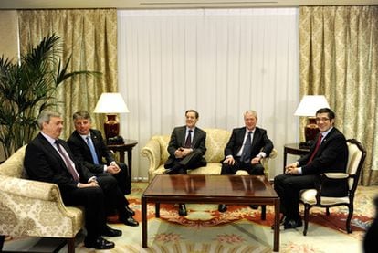 De izquierda a derecha, el consejero Carlos Aguirre, Xabier Iturbe, Mario Fernández, Carlos Zapatero y el <b><i>lehendakari,</b></i> Patxi López, ayer al inicio de su reunión en Vitoria.