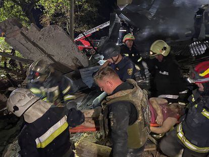 Los equipos de rescate sacan a una persona de entre los escombros de un edificio alcanzado en un bombardeo ruso en Járkov, este miércoles.