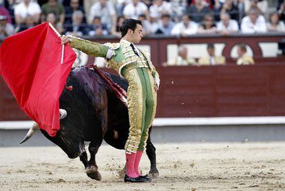 El novillero Cristian Escribano, durante la corrida de ayer.