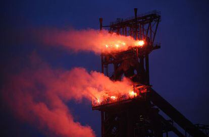 La chimenea de una planta en la ciudad belga de Sclessin donde los trabajadores colocaron focos rojos en se&ntilde;al de protesta por el anuncio del cierre de la factor&iacute;a. 