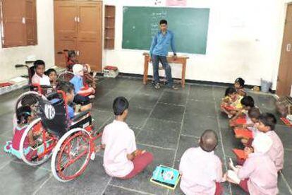 Obaiah, el primer alumno de la escuela para ciegos, ahora es profesor del programa de discapacidad de Vicente Ferrer.