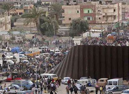 Una multitud de palestinos cruza el paso de Rafah, entre la franja de Gaza y Egipto, tras el derribo de la valla de separación.