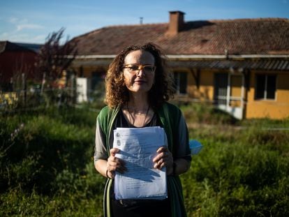 Purificación Castro, delante de su casa en Vigo, asentada en unos terrenos que reclaman los comuneros de Cabral.