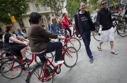 Un grup de turistes circula per la vorera al cèntric passeig de Gràcia.