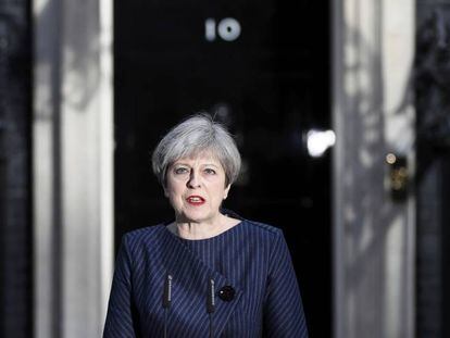 Theresa May, ayer ante el n&uacute;mero 10 de Downing Street, convocando elecciones anticipadas.