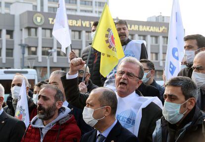 Protesta organizada por los sindicatos turcos contra las subidas de las facturas de electricidad y gas ante las puertas del Ministerio de Energía en Ankara el pasado 6 de enero.