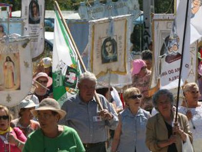 Asistentes al rezo del Rosario en &#039;Prado Nuevo El Escorial&#039;