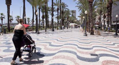 La Explanada de Alicante, habitualmente ocupada por numerosos manteros, presentaba este aspecto este lunes. 