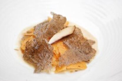 Huevo con crema de boletus y hojas con sabor a setas, plato de Baluarte, en Soria.