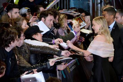 Jennifer Lawrence firmando autógrafos.