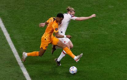 Netherlands striker Gakpo (foreground) and US defender Walker Zimmerman battle for the ball.