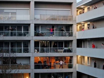 Vecinos hacen ejercicio en el balcón de sus casas en Nantes, este viernes.