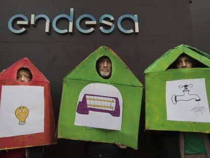 Protesta contra la pobreza energética en la sede de Endesa, el año pasado.