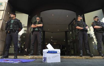 Guardias civiles, en una sede de la Generalitat durante un registro el 20 de septiembre.