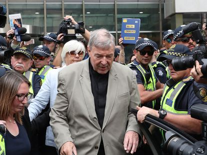 El cardenal George Pell asiste a una audiencia judicial en Melbourne, en febrero de 2019.