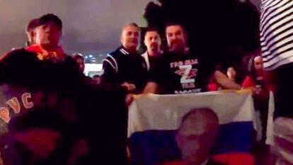 Fotograma de un vídeo donde se ve, en mitad de la imagen, al padre del tenista serbio Novak Djokovic junto a aficionados con simbología prorrusa favorable a Putin.