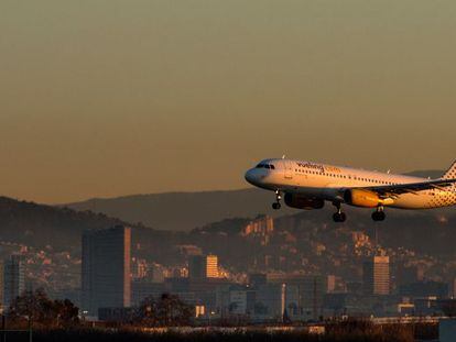 Un avi&oacute;n de Vueling aterriza en el aeropuerto barcelon&eacute;s de El Prat. 