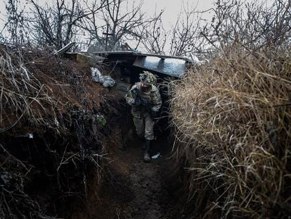 Militares ucranios en la línea de frente, a 50 metros de las posiciones prorrusas, cerca de Avdiivka, en la región del Donbás (Ucrania).