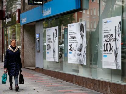 Una mujer pasa por delante de una sucursal de Banco Sabadell, en Madrid.