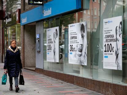 Fachadas con carteles de una oficina del Banco Sabadell.