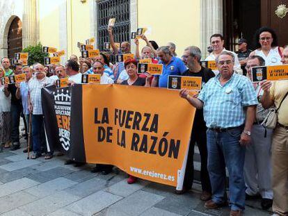 Protesta ante el Ayuntamiento de Jerez de los empleados afectados por el ERE.