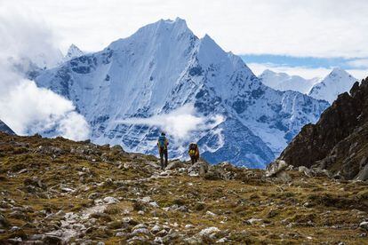 Los senderos en la región Solu-Khumbu de Nepal son impresionantes. Envuelven a su manera la montaña más alta de la Tierra, el Monte Everest, el principal atractivo turístico de los Himalayas. En la imagen, dos personas en el camino de Gokyo, una zona de senderismo popular con muchos lagos hermosos rodeados de enormes picos. Las vistas del Everest son posibles desde Renjo La Pass y Gokyo Ri.